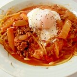 白菜とひき肉のトマトパスタ　温玉のせ